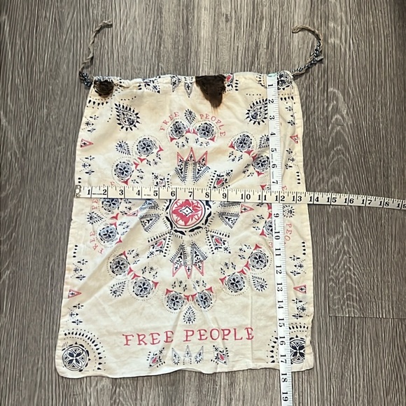 Free People 💝 10/$10 💝 Drawstring Bag with Bohemian Print - Picture 3 of 8